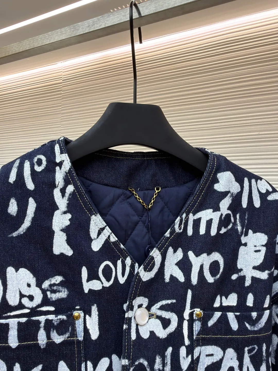 LOUIS VUITTON Tokyo-limited graffiti denim jacket ●Original version: 29999 purchase and development ●Item number: 1680939-C30 ●Fabric: denim fabric ●Technology: washed production ●Version: fitted version ●Weight: about 1180 grams ●Size: 46-48-50-52 ●Description: LV Scribble The print shows the encounter between traditional Japanese calligraphy and Western street art, using a "hand-drawn" style to express the brand logo, Paris and Tokyo. The casual design has an urban feel and can be paired with the matching jacket to complete the show. The overall wiring is straight and delicate, the fabric is comfortable and soft, and the color is consistent without color difference. It can be matched with the same style to create a fashionable look and control various occasions. Customized accessories, complete with three standards, same style for men and women!